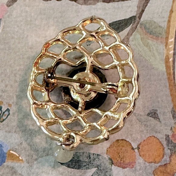 Vintage Black & White Cameo Dangle Brooch Set in Gold Tone Victorian Revival - Picture 3 of 8